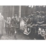 Le président Ignacy Moscicki et son épouse, accompagnés de soldats et de scouts