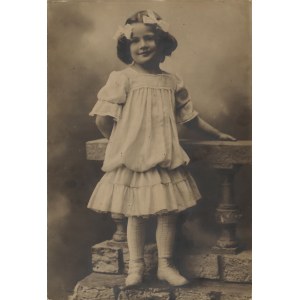 Warszawski fotograf (XIX / XX w.), Portret dziewczynki, ok. 1900-1930