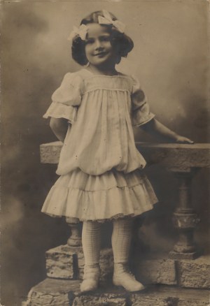 Warsaw photographer (19th / 20th century), Portrait of a girl, ca. 1900-1930