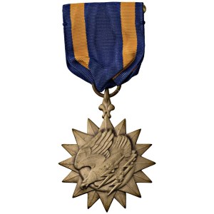 Orders and Decorations - USA (1939-1945). Air Medal. Bronzo dorato. Con nas...