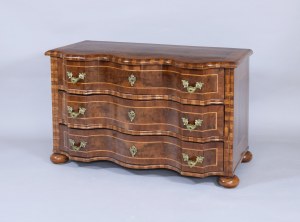 Baroque chest of drawers