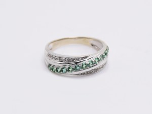 Ring with emeralds