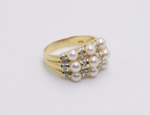 Ring with pearls