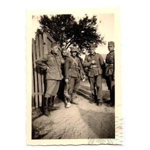 II RP Fotografia Rannego Jeńca Wojska Polskiego w Otoczeniu Żołnierzy Wehrmachtu, Rogatywka