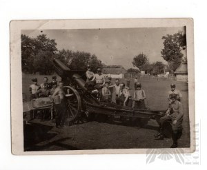 II Republic Photo 155mm Howitzer wz. 1917 with Service