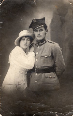 II RP - Photo Polish-Bolshevik War Corporal in Rogatywka wz.19 with his wife.