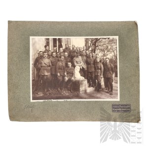 [PIŁSUDSKI AUTOGRAPH] II RP Photograph of Józef Piłsudski in the Surrounding of Officers by Karol Pęcherski. Belvedere Warsaw