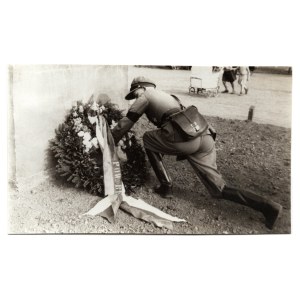 II RP - Fotografia Złożenie Kwiatów pod pomnikiem - Związek Oficerów Rezerwy (POW)