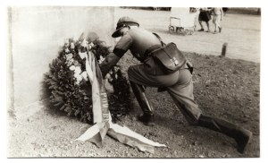 II RP - Photograph Laying flowers at the monument - Union of Reserve Officers (POW)