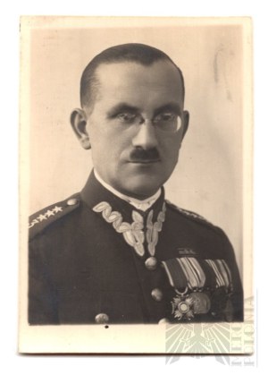 II RP Portrait Photograph of a Captain of the Polish Army - Cross of Merit, Badge for Wounds and Injury.