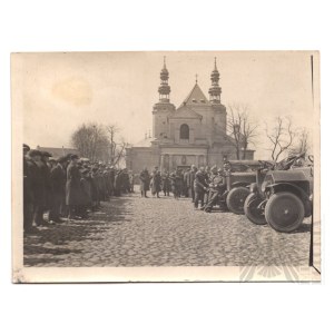 II RP Fotografia Samochodów Wojska Polskiego Przed Kolegiatą w Łowiczu