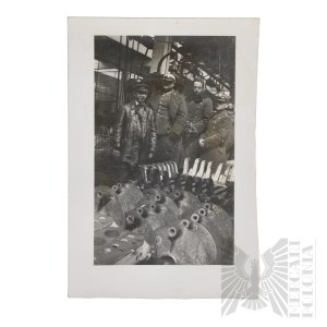 II RP Fotografia Oficerów Wojska Polskiego Kawalerii w Warsztacie/Zakładzie Produkcyjnym Pancernym (?)