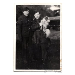PSZnZ Fotografia Dwóch Lotników PSP z Pieskiem - Aleksander Leśniewicz