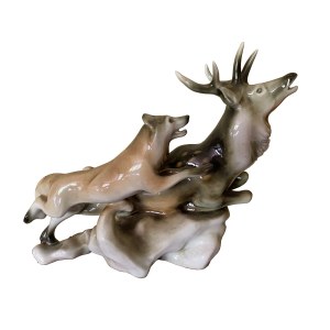 Figurine de chasse, Loup et cerf Manufaktur - Royal Dux Bohemia, Tchécoslovaquie, XXe siècle.