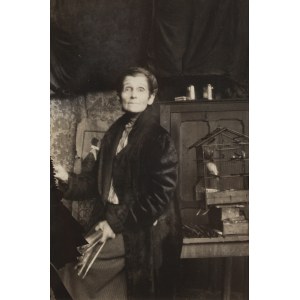 Olga Boznańska przy klatce z papugą w pracowni przy Boulevard Montparnasse 49, lata 30. XX w.