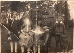 II RP Family Photo - Border Guard 1928-1933 Officer.