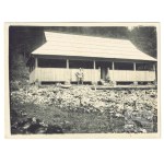 The defunct shelter on Niżna pod Doboszanka in a photograph dated 27 July 1930.