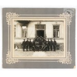 [WILNO - in front of the building of the 4th Commissariat of the Municipal Militia - posed, situational photograph]. [...