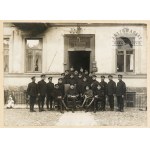 [WILNO - in front of the building of the 4th Commissariat of the Municipal Militia - posed, situational photograph]. [...