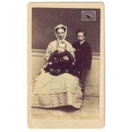 Saw, L. Portofée - mother with children in a portrait photograph from the 2nd half of the 1960s....