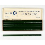 [MAJEWSKI Stanisław, Tow. Akc. Fabryk Ołówków, Pruszków]. A box for Omnium carbon pencils, with one pencil still inside...