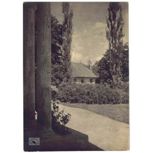 J. Bułhak – zabudowania dworu w Czombrowie w ujęciu zza kolumn na fotografii z 1930.