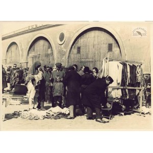 The Mariensztat market in Warsaw, near the Pancera overpass, in a photograph from the late 1930s....