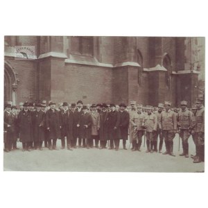 [World War I – Supreme National Committee – Vienna Commissariat – group photo, press photo]. [1914]...