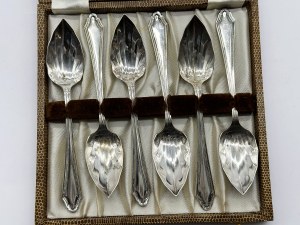 Set of silver-plated English spoons in original box