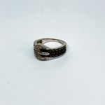 Srebrny pierścionek w formie klamerki z 2 Diamentami (0.02 Ct) oraz 2 Czarnymi Diamentami (0.02 Ct)