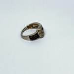 Srebrny pierścionek w formie klamerki z 2 Diamentami (0.02 Ct) oraz 2 Czarnymi Diamentami (0.02 Ct)