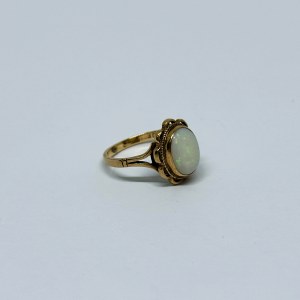 375/9K Gold Ring with Natural Opal