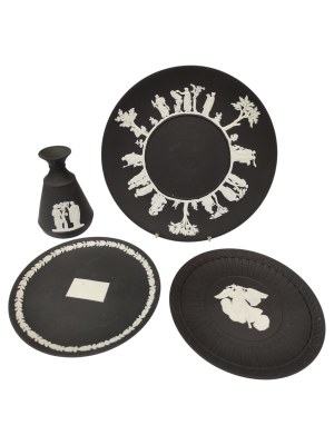 Set of 5 black Wedgwood plates