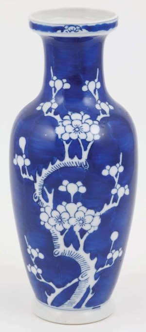 WAZON DECORATED WITH SPRINGS OF FLOWERING PLUMBERS, China, Jingdezhen, circa 1970.