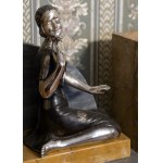 Zegar kominkowy Art Deco z figurą kobiety z różą - Francja I poł.XX wieku