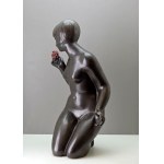 Ceramika Kravsko - Duża figura Kobieta z różą - Czechosłowacja lata 60-te