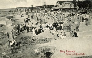 Dziwnow, Berg Dievenow, beach with baskets and changing room