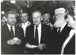Jadwiga RUBIŚ (1948 - 2000), Czesław Miłosz in the Cloth Hall with the Kurk Fraternity
