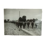 Album fotografii Wycieczka byłych żołnierzy Armii Poznań na polach Bitwy nad Bzurą 1939r. w XXXII rocznicę 11-12.IX.1971r.