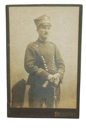 [Greater Poland Uprising] Cardboard photograph, CDV showing a Greater Poland insurgent in distinctive uniform and with a saber by his side
