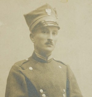[Greater Poland Uprising] Cardboard photograph, CDV showing a Greater Poland insurgent in distinctive uniform and with a saber by his side