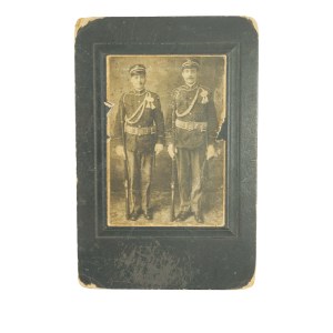 [Polacy w armii USA] Fotografia kartonikowa, CDV przedstawiająca dwóch polskich emigrantów w mundurach armii USA z bronią przy nodze