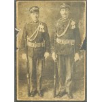 [Polacy w armii USA] Fotografia kartonikowa, CDV przedstawiająca dwóch polskich emigrantów w mundurach armii USA z bronią przy nodze