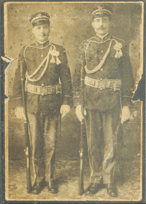 [Poles in the U.S. Army] Cardboard photograph, CDV showing two Polish expatriates in U.S. Army uniforms with guns at their feet