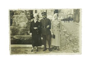 Soldier of the 58th Infantry Regiment in front of the barracks gate and the monument to the fallen of the 57th Infantry Regiment.