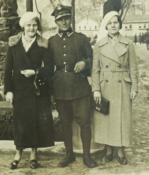 Soldier of the 58th Infantry Regiment in front of the barracks gate and the monument to the fallen of the 57th Infantry Regiment.