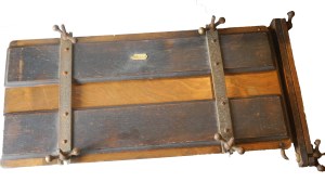 Device for pressing military pants ''on the edge''