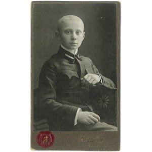 NOWY SĄCZ - fot. J. Zacharski. Chłopiec w mundurze gimnazjalisty