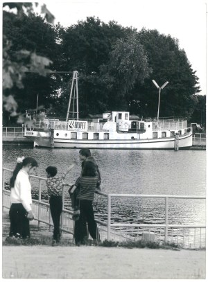 GIŻYCKO. Café on a ship at the pier, 1974.