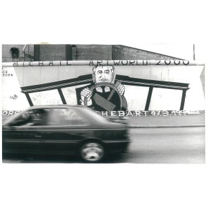 BERLIN. Jeden z ostatnich fragmentów muru berlińskiego, 1991 r.